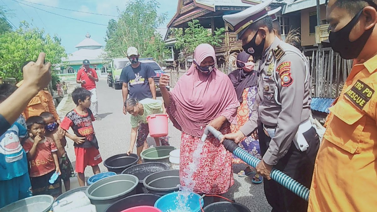 Polisi di Jeneponto Salurkan Air Bersih ke Kampung Terdampak Kekeringan
