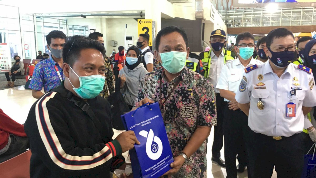 Peringati Harhubnas, Otoritas Bandara Wilayah V Makassar Bagikan Paket Safety & Healthy Campaign Kepada Penumpang