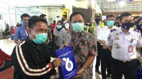 Peringati Harhubnas, Otoritas Bandara Wilayah V Makassar Bagikan Paket Safety &amp; Healthy Campaign Kepada Penumpang