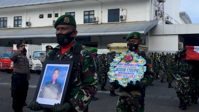 Tinggalkan Istri dan Lima Orang Anak, Jenazah TNI Korban Penembakan KKB Tiba di Makassar