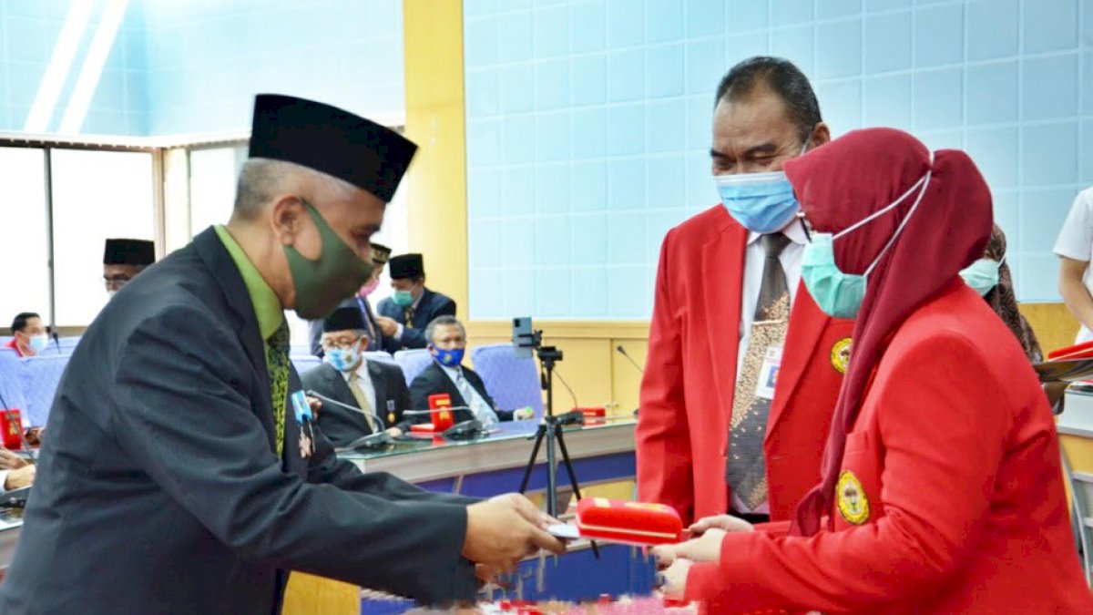 Rektor Unhas Terima Tanda Kehormatan dari Presiden