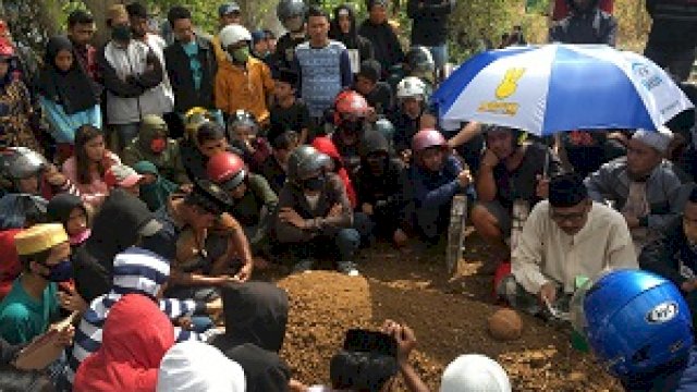 Suasana duka pemakaman korban tewas akibat tertembak oknum polisi. (Sulselsatu/Indra Sadli Pratama)