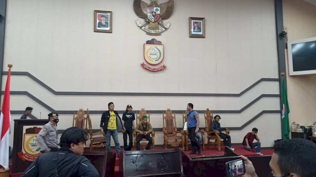 Ruang Paripurna DPRD Makassar Diobrak-abrik Mahasiswa, Sekretariat Lapor Polisi