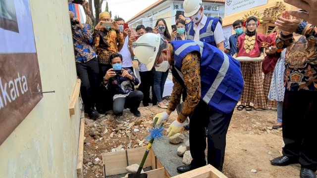 Gubernur Nurdin Abdullah meletakkan batu pertama pada pembangunan asrama mahasiswa di Kota Yogyakarta. (ist) 