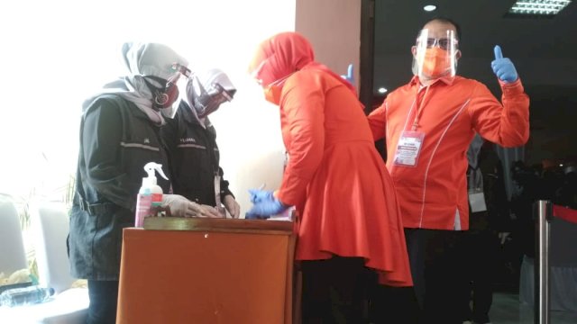 Danny-Fatma mendaftar di KPU Makassar. (Sulselsatu/Resti Setiawati)