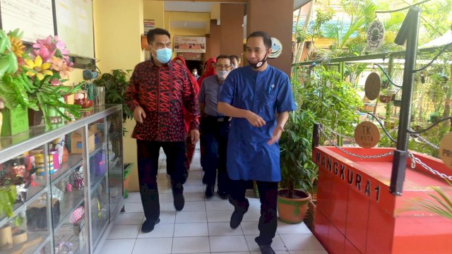 Ketua Dewan Pendidikan Rudianto Lallo bersama Plt Kadisdik Makassar Irwan Bangsawan. (ist)