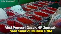 VIDEO: Aksi Pencuri Gasak HP Jemaah Saat Salat di Musala UNM