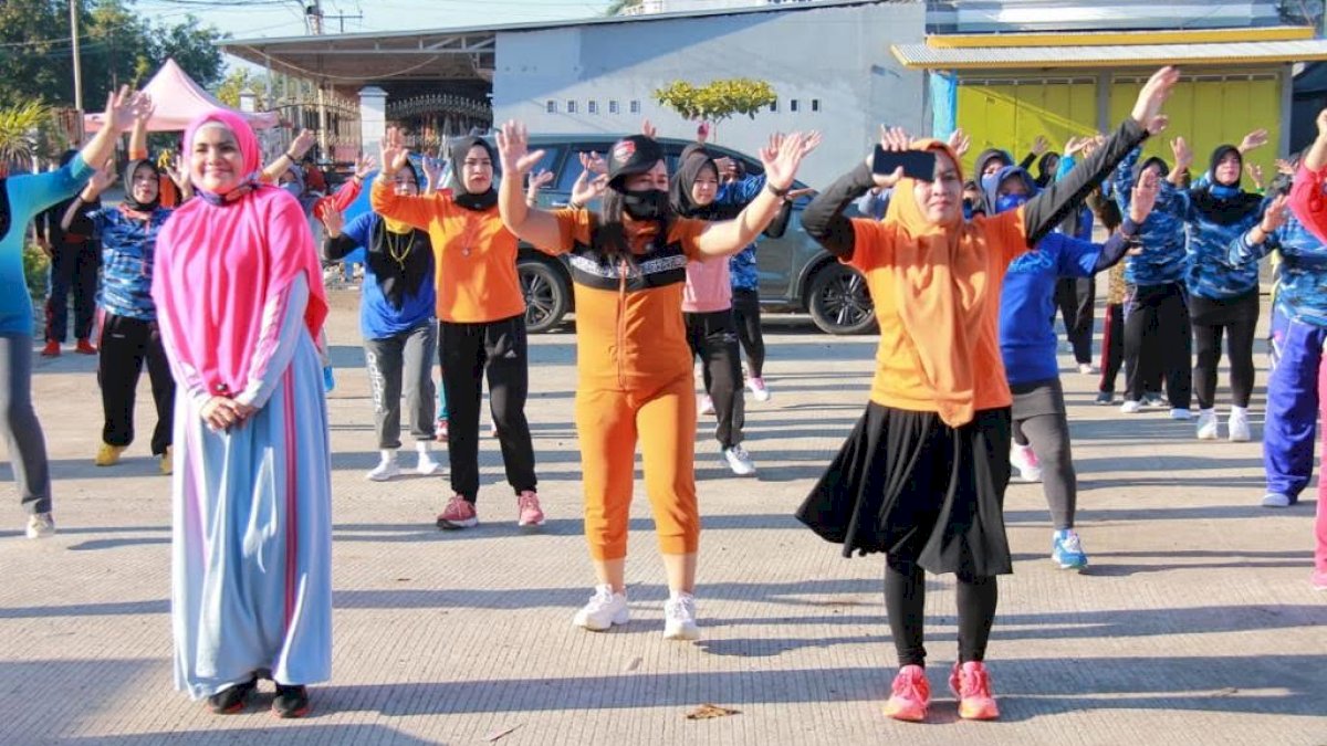 Suhartina Bohari Ikut Senam Dua Jari Bersama Emak-emak Militan