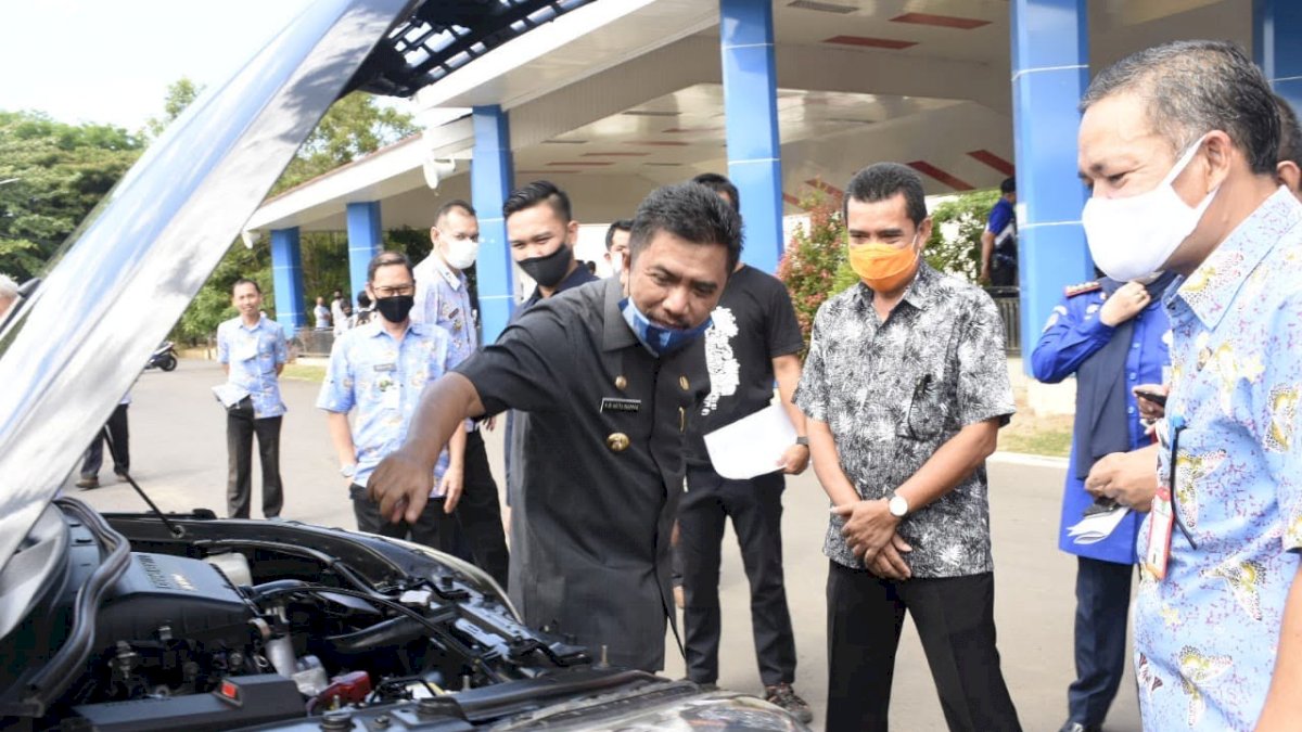 Hatta Rahman Cek Kesiapan Kendaraan Dinas ASN Pemkab Maros