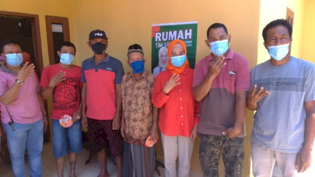 Calon Bupati Pangkep nomor urut 4, Andi Nirawati bagi-bagi masker untuk pengunjung dan pedagang di Pasar Pangkajene, Minggu (4/10/2020). Ist