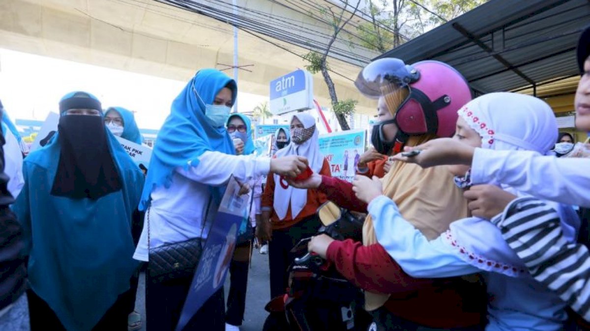 Ketua TP PKK Makassar Edukasi Serta Bagikan 800 Masker ke Warga