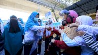Ketua TP PKK Makassar Edukasi Serta Bagikan 800 Masker ke Warga