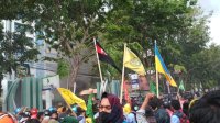 Diguyur Hujan, Demo Tolak Omnibus Law Diwarnai Lempar Batu