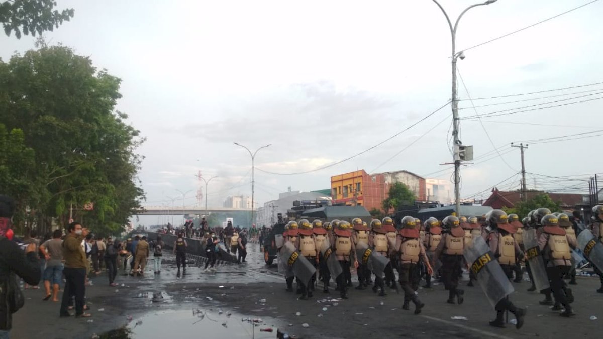 Demo Tolak Omnibus Law di Makassar Berujung Bentrok