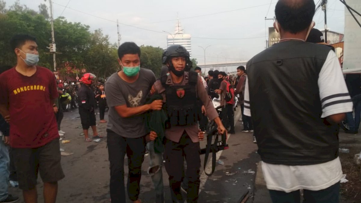 Polisi Amankan Puluhan Massa Pendemo UU Omnibus Law di DPRD Sulsel