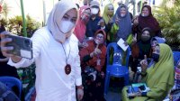 Hujan-Hujanan, Fatma Berbaur Kader Posyandu dan Majelis Taklim