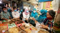 Lies F Nurdin dan Rossy Timur Pantau Protokol Kesehatan di Pasar