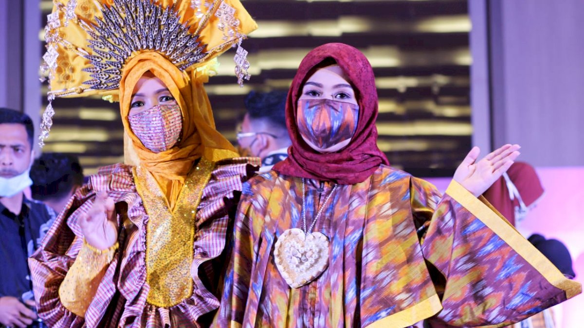 Erna Rasyid Pamer Karyanya di Lomba Fashion Show Sutera