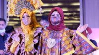 Erna Rasyid Pamer Karyanya di Lomba Fashion Show Sutera