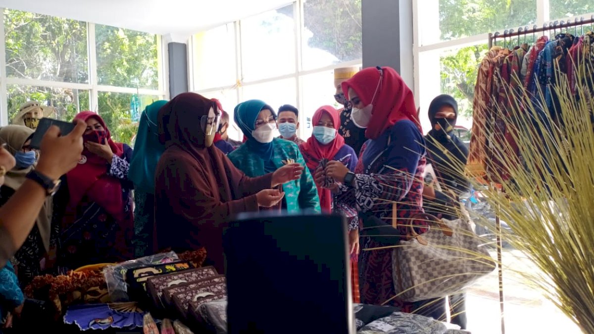 Tingkatkan Ekonomi Masyarakat, Dekranasda Parepare Gelar Pelatihan Kerajinan
