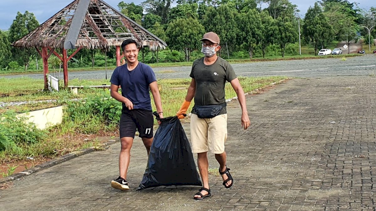 Peduli Lingkungan, Jajaran Kejari Lutim Pungut Sampah di Landmark Kota Malili