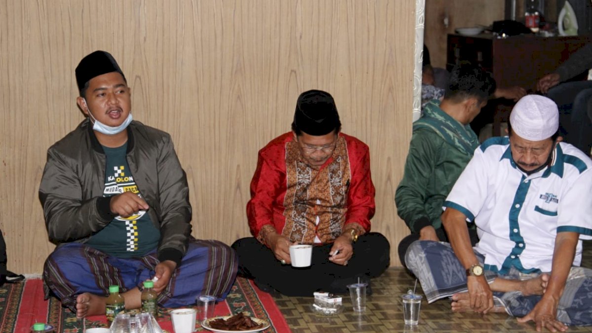 Diajak Warga, Calon Bupati Mudassir Menginap di Gattareng