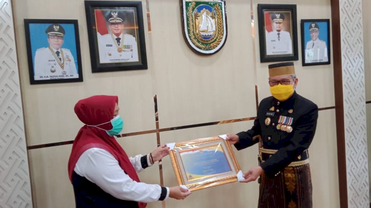 Taufan Pawe Terima Piagam WTP Dari Menteri Keuangan