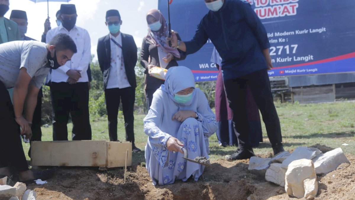 Hasnah Syam Letakkan Batu Pertama Pembangunan Gedung Kejuruan Bahasa