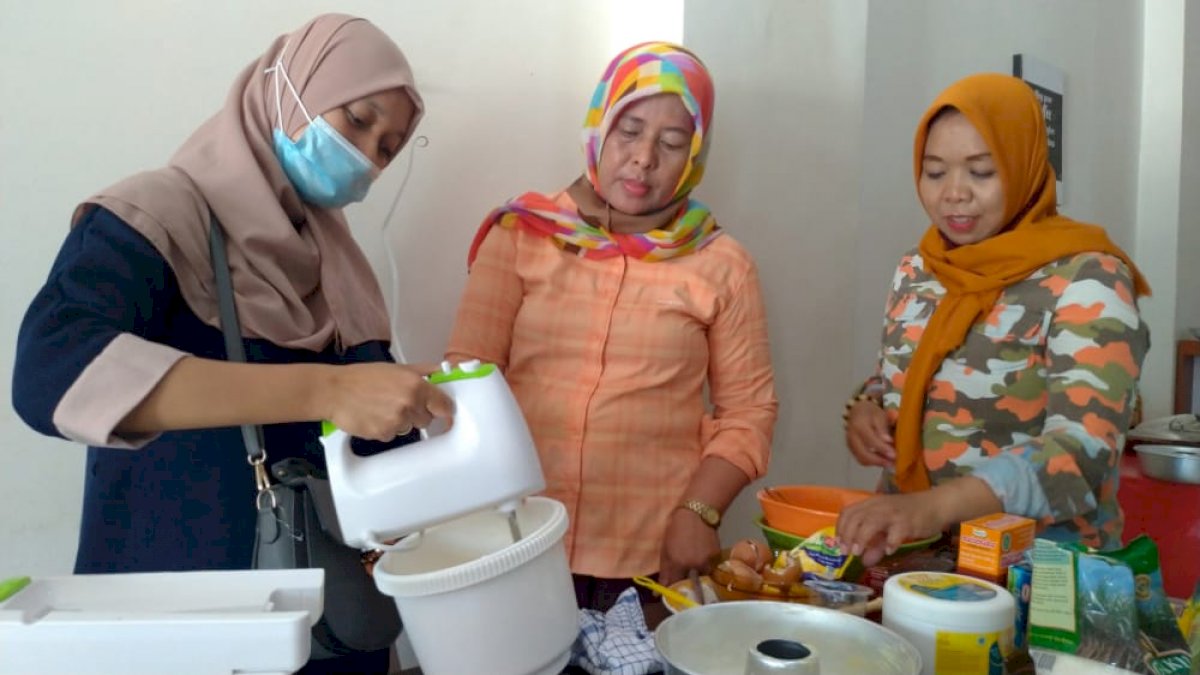 Bisa Jadi Industri Rumahan, Srikandi Anir-Lutfi Latih Emak-emak Bikin Kue