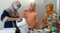 Bisa Jadi Industri Rumahan, Srikandi Anir-Lutfi Latih Emak-emak Bikin Kue