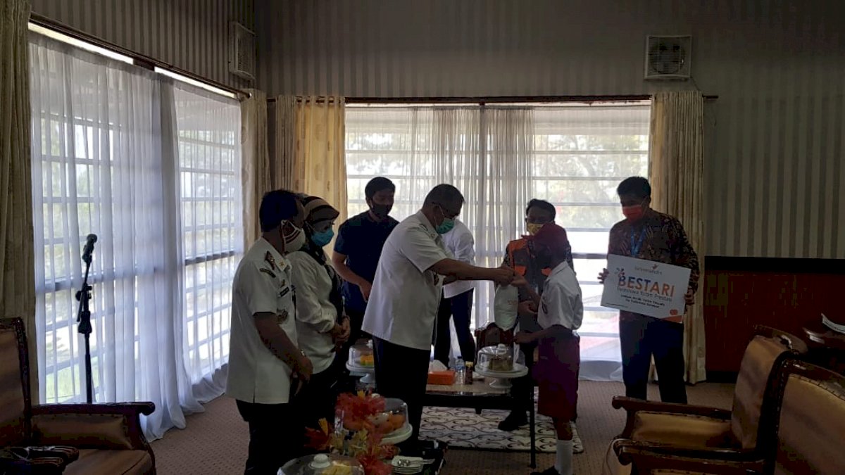 Pangerang Rahim Serahkan Bantuan Beasiswa bagi Anak Yatim