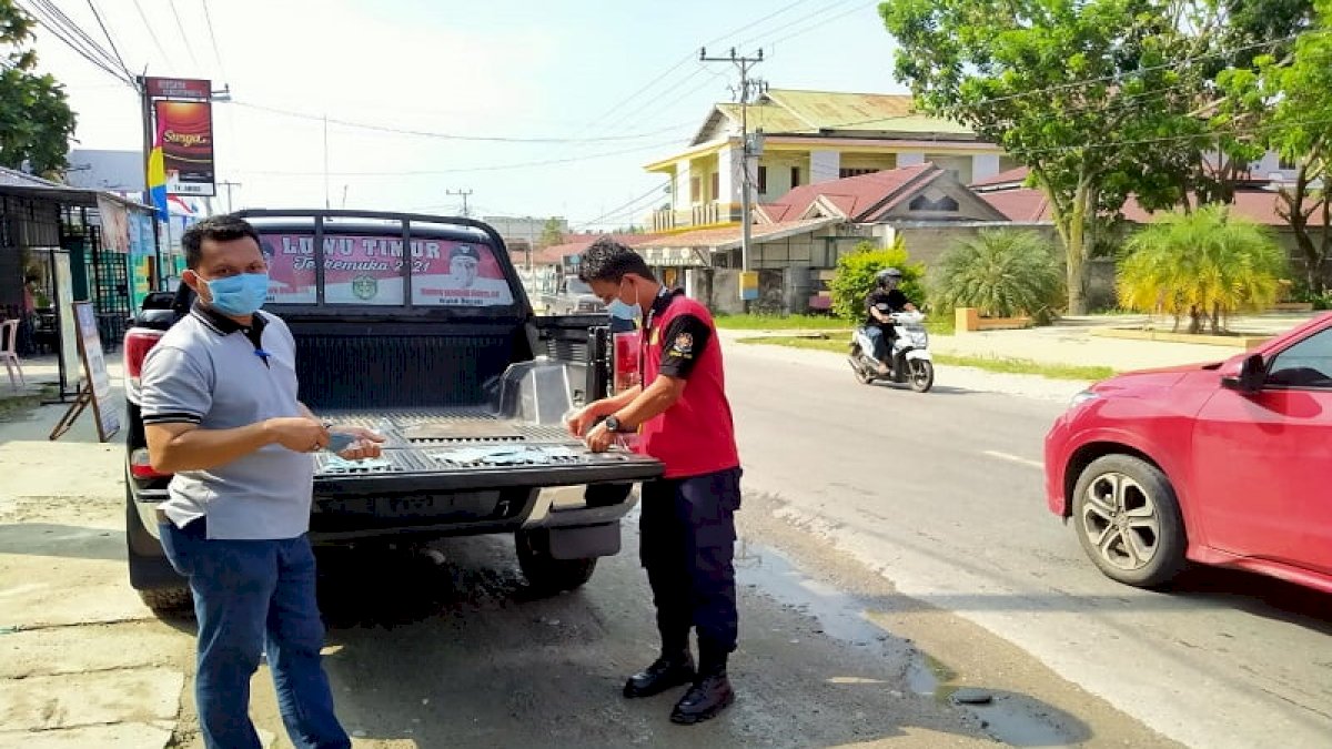 Kampanye Bermasker, Camat Tomoni Bagikan Masker Gratis