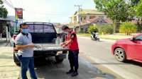 Kampanye Bermasker, Camat Tomoni Bagikan Masker Gratis