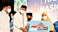 Hari Santri Nasional, Gubernur Serahkan Insentif Guru Mengaji Rp3 Miliar