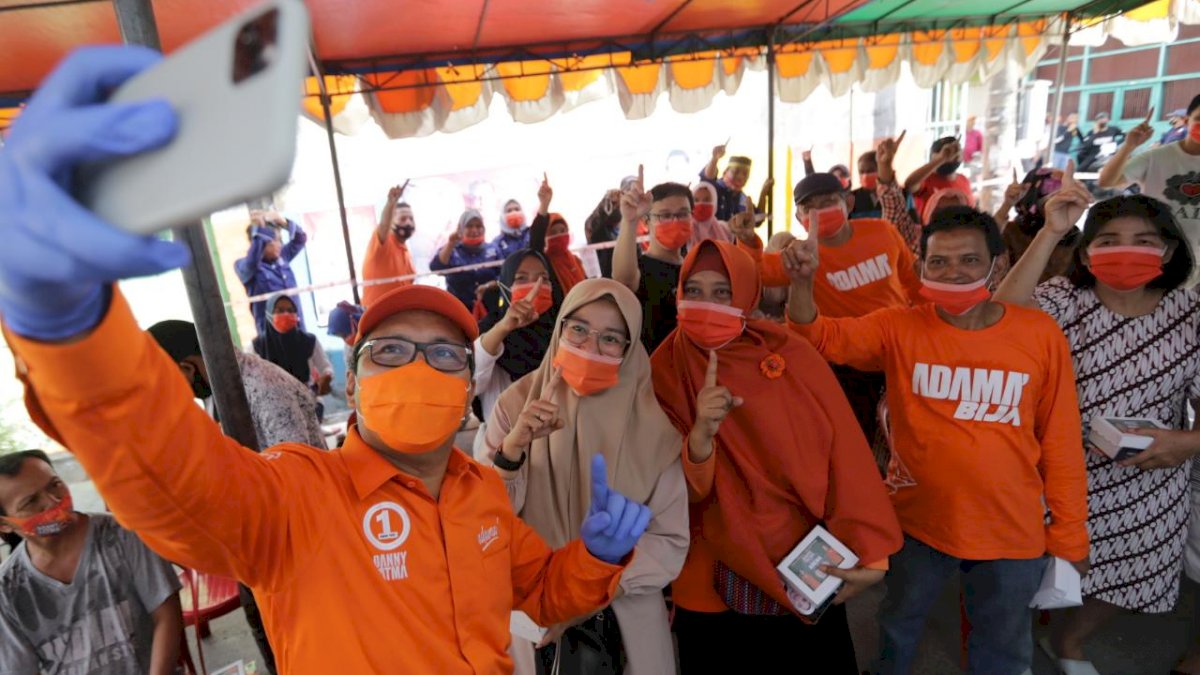 Danny Janji Perhatikan Curhat Warga Dikucilkan