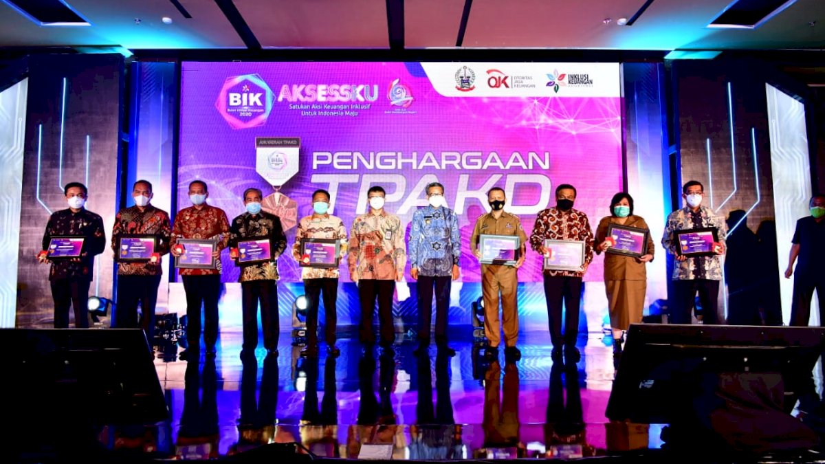 Gubernur Sulsel Serahkan Penghargaan Kepada Penerima TPAKD
