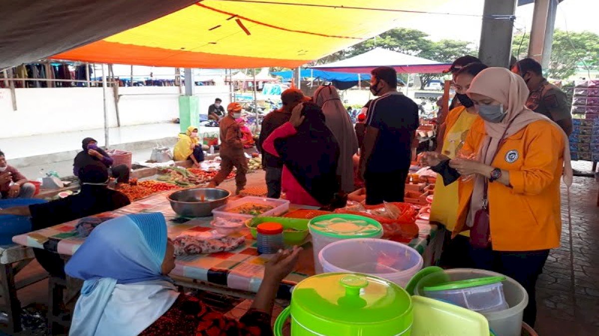 Mahasiswa KKN UNM di Lutim Kembali Bagikan 250 Masker