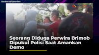 VIDEO: Seorang Diduga Perwira Brimob Dipukul Polisi Saat Amankan Demo