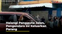 VIDEO: Halangi Pengguna Jalan, Pengendara Ini Keluarkan Parang ke Arah Pendemo