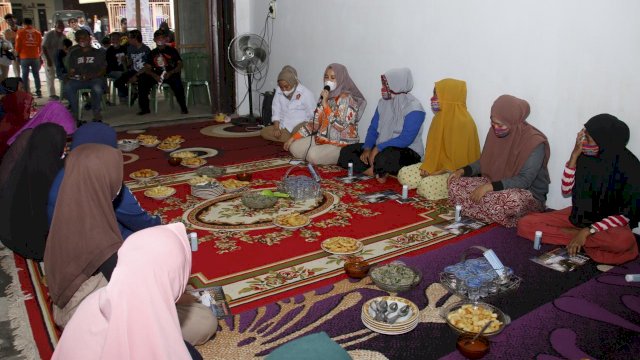 Nunung Dasniar dampingi Fatmawati Rusdi. Ist