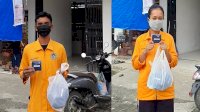 Mahasiswa KKN UNM di Lutim Bagi-bagi Masker