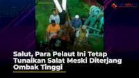VIDEO: Salut, Para Pelaut Ini Tetap Tunaikan Salat Meski Diterjang Ombak Tinggi