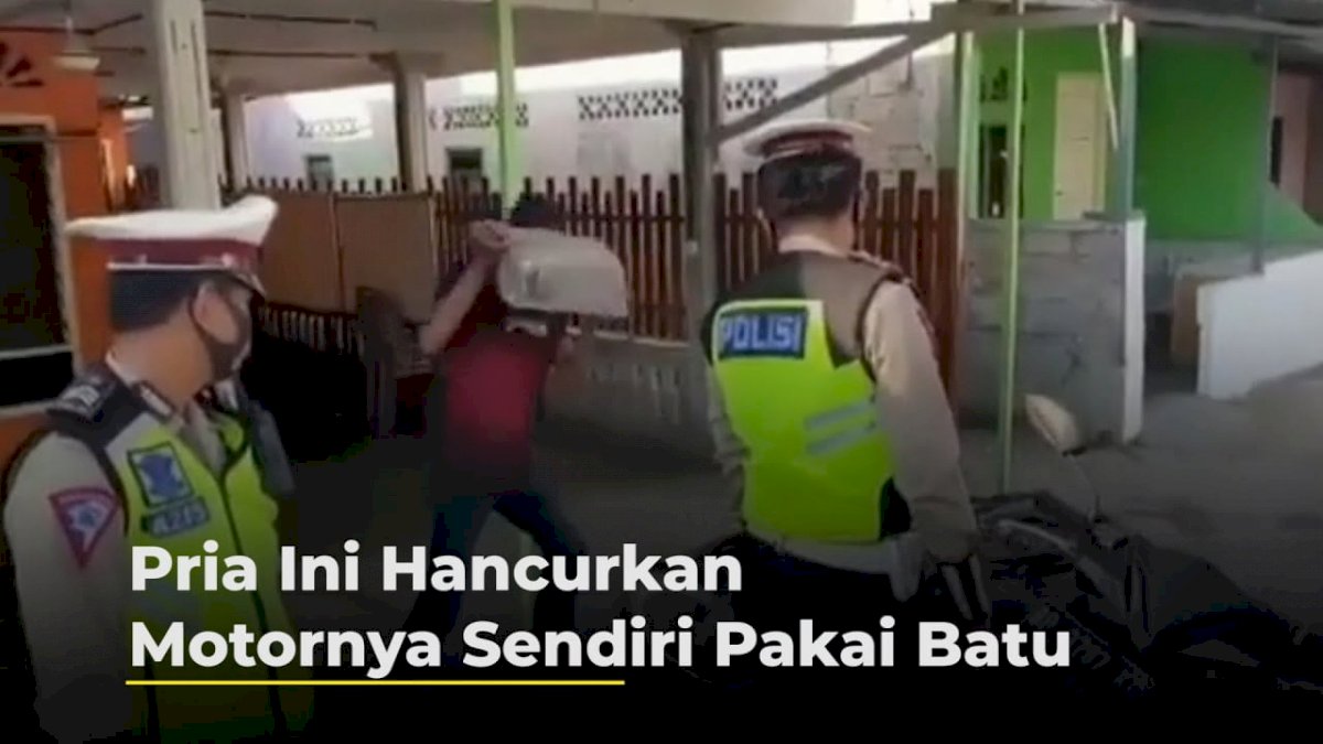 VIDEO: Tak Terima Dirazia Polisi, Pria Ini Hancurkan Motornya Sendiri Pakai Batu