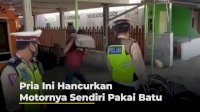VIDEO: Tak Terima Dirazia Polisi, Pria Ini Hancurkan Motornya Sendiri Pakai Batu