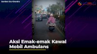 VIDEO: Aksi Emak-emak Kawal Mobil Ambulans