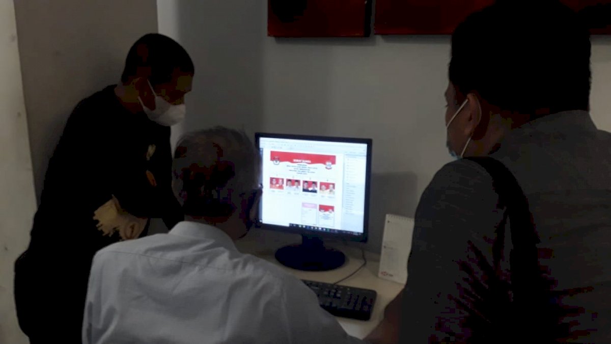 LO Danny – Fatma Tinjau Langsung Proses Pencetakan Kertas Suara Pilkada Makassar Makassar di Jawa Timur