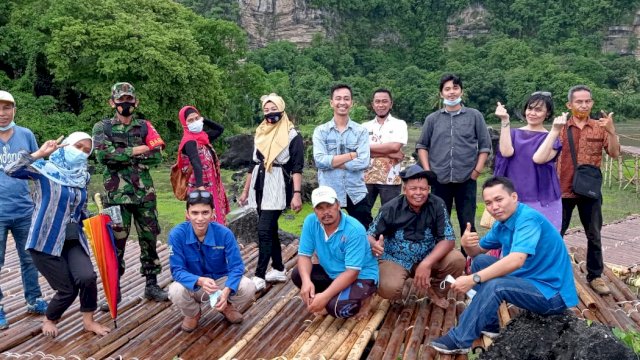 Tim penilai dari Kementrian Pariwisata dan Ekonomi Kreatif berfoto di objek wisata Desa Kabba, Minggu (15/11/2020).