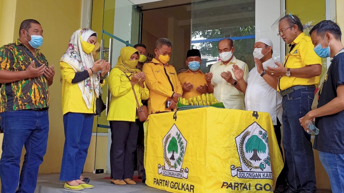 Jelang Kedatangan TP, Pengurus Golkar Sulsel Gelar Doa Keselamatan di Depan Kantor