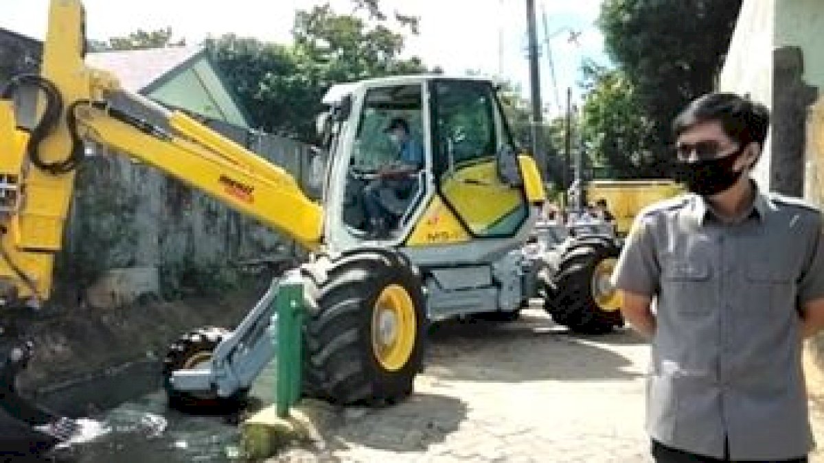 Dinas PU Makassar Uji Coba Ekskavator Spider
