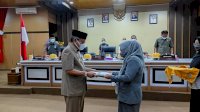 Taufan Pawe Serahkan KUA PPAS APBD 2021
